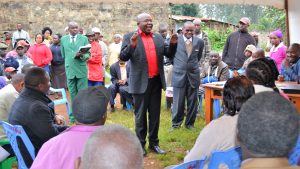 Ruguru Ngandori MCA Muturi Mwombo addressing attendees of a Public Participation forum at Manyatta market
